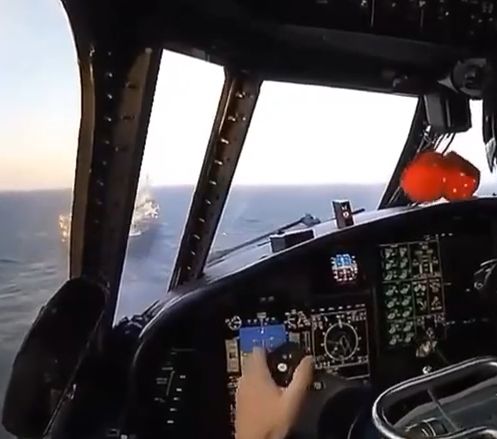 Самолет Grumman E-2D заходит на посадку на атомный авианосец