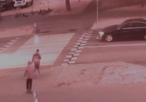 На западе Москвы водитель наехал на ногу ребёнка с самокатом на пешеходном переходе и скрылся с места аварии