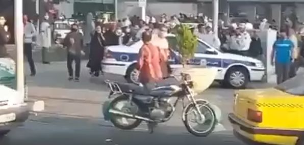 Мужик в Иране брызнул перцем в женщину без хиджаба, другие ему объяснили, что так делать не стоит⁠⁠
