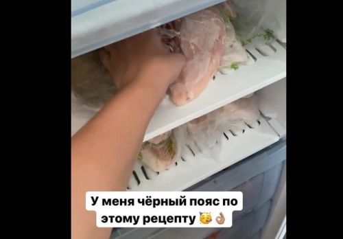 Женщина, которая не знает, что повторно мясо замораживать нельзя