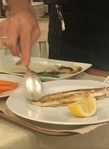 Официант убирает рыбные кости⁠⁠