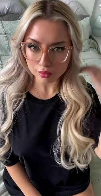 Блондиночка в очках