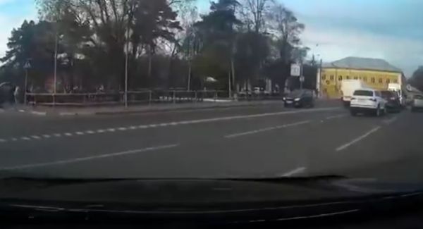 В подмосковном Чехове водитель автомобиля "ВАЗ-2109" нагло встроился в поток через двойную сплошную линию