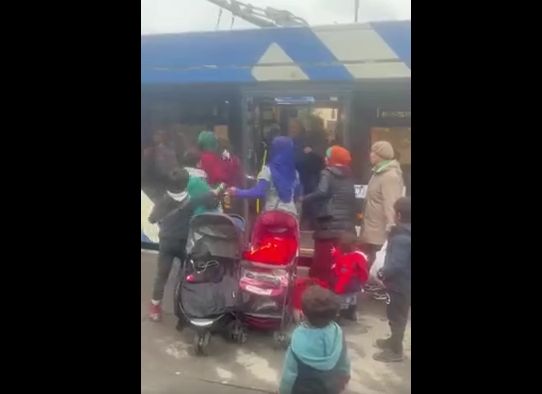 Пассажиры троллейбуса в Питере выгнали мам с детьми