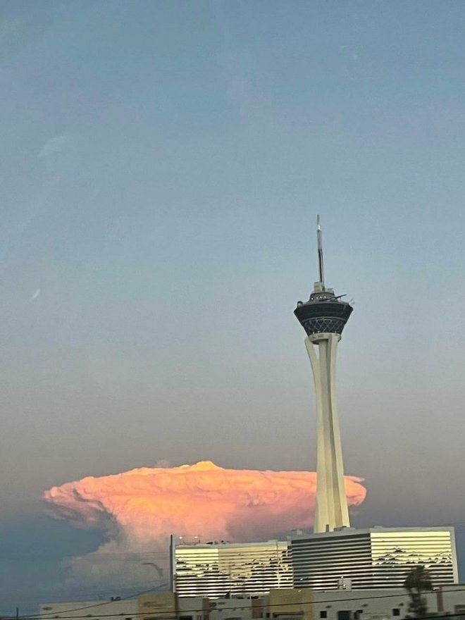 Жители Лас-Вегаса испугались необычного облака Сегодня, утром, ясном, одиноко, появилось, массивное, необычное, облако, напоминающее, ядерный