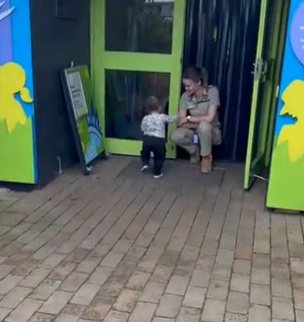 Девочка не хочет уходить из зоопарка в Мельбурне