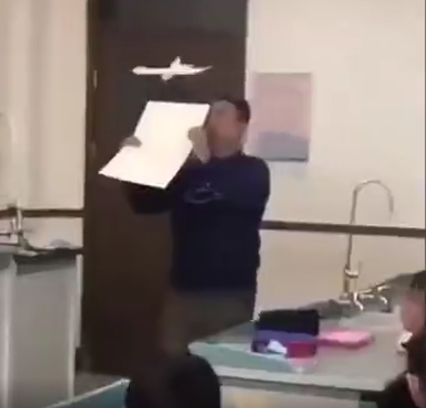 Учитель управляет бумажным самолетом