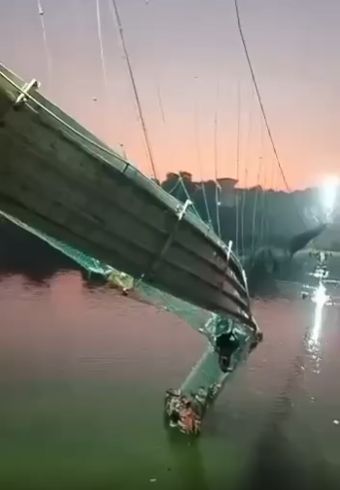 Более 90 человек погибли и не менее 100 пропали без вести при обрушении моста в Индии