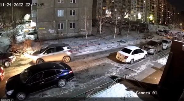 Девушка за рулем из Омска повредила несколько автомобилей, пока пыталась... припарковаться