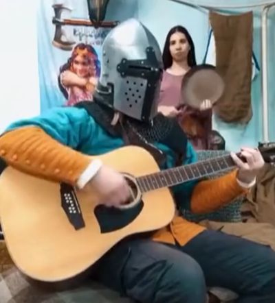 Музыкальный этюд рыцаря с гитарой и жены со сковородой