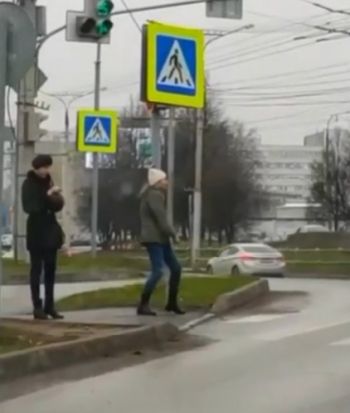 С такой весело...