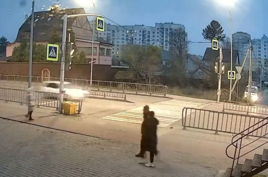 В Калининграде водитель жестко сбил на "зебре" беременную девушку