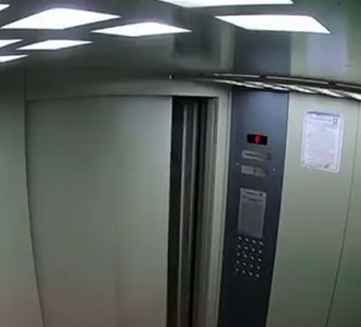 В Тамбове девушка справила нужду прямо в лифте, но забыла про камеры