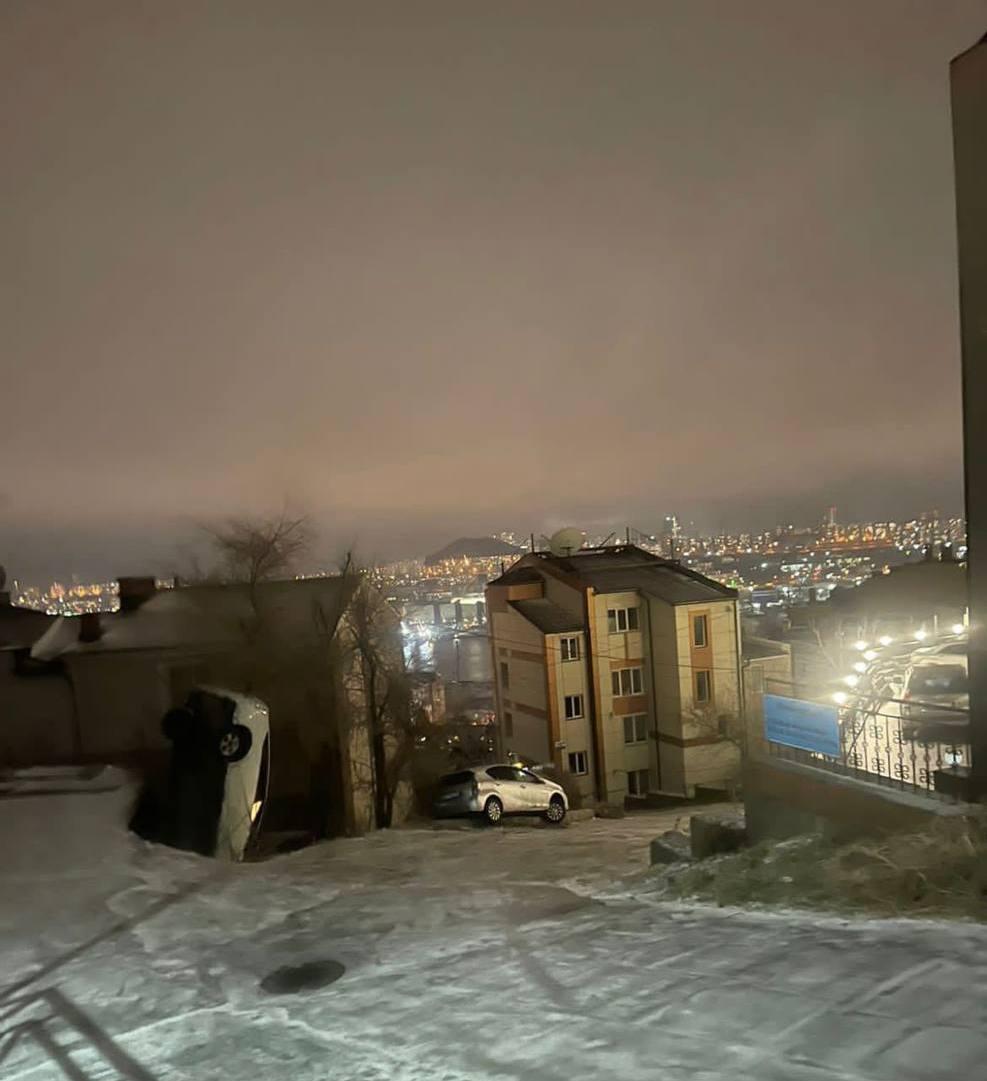 Во Владивостоке прошёл сильный ледяной дождь городу, исключением, сотни, более, пострадали, коркой, ледяной, покрылись, стали, стало, Дороги, каток, большой, превратился, ездить, ходить, невозможно, автомобилей