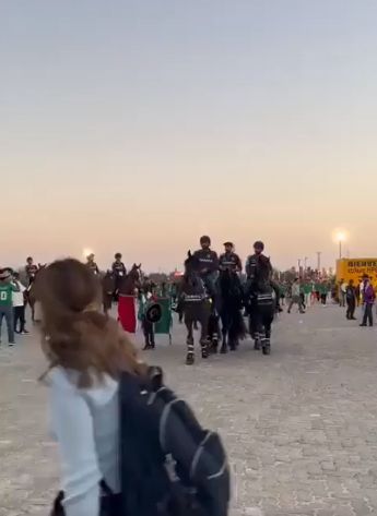 В Катаре мексиканские болельщики помогают местным полицейским патрулировать территорию