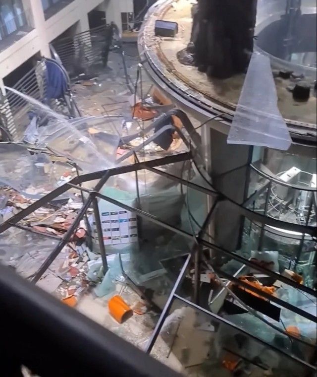 Самый большой в мире цилиндрический аквариум лопнул в Берлине