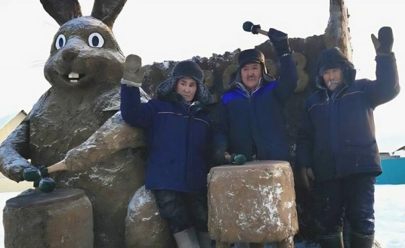 В селе Уолба в Якутии скульптор-самоучка Михаил Боппосов слепил 2-метровый символ нового года из необычного стройматериала — навоза. Об мужчина рассказал РИА Новости.   «Двухметровая скульптура механизирована — кролик играет на барабане. Конструкцию подготовили вовремя, так что успели презентовать односельчанам. Это моя 12-я по счету работа. По идее, уже все символы года сделал. В следующем году подумаю, надо ли продолжить традицию и слепить дракона», — рассказывает о своем творении Боппосов.