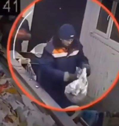 Этот парень спасает котенка от машины для резки мусора⁠⁠
