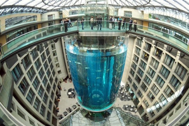 Самый большой в мире цилиндрический аквариум лопнул в Берлине 16метровая, гостей, аквариума, неизвестно, лопнул, аквариум, Почему, служб, аварийноспасательных, сотрудников, почти, приехали, вызов, переселили, отеля, пострадали, конструкция, человека, улицу, вытекла