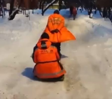 Коммунальщики сражаются с гололёдом