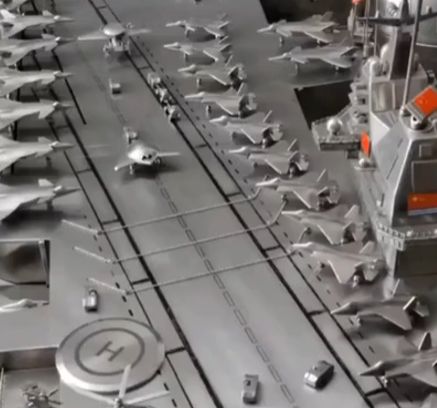 Мужчина собрал целый авианосец на радиоуправлении!