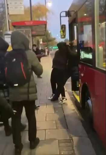 Водитель автобуса отбивается от назойливых поклонниц⁠⁠