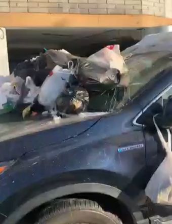 Во Владивостоке неизвестные украсили машину хама мусором и царапинами, а также прокололи ей колеса за парковку у помойки