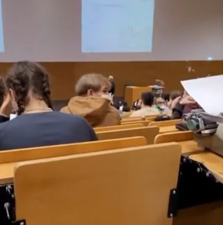 Преподаватель запретил приносить ноутбуки в аудиторию