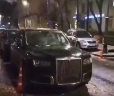 Ледяная глыба упала на российский люксовый автомобиль Aurus Senat за ₽40 млн в Москве