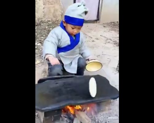 Юный кулинар приготовил себе завтрак