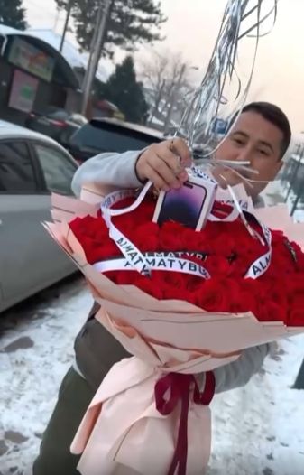 Мужик хотел романтично подарить своей жене iPhone и цветы, но что-то пошло не так