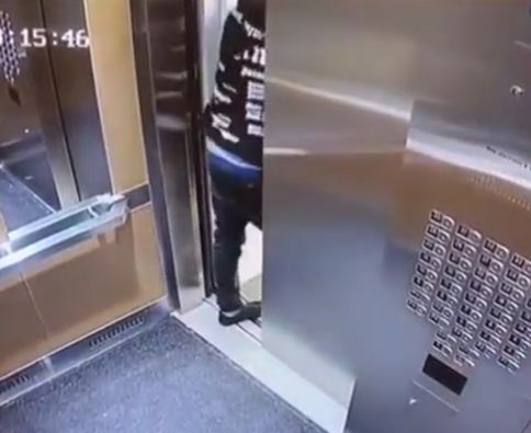 Бабы в новогодних колпаках решили отлупцевать мужика в лифте