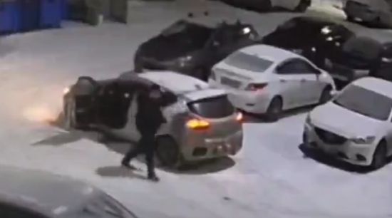 В Туле мужчина выкинул женщину из автомобиля и жестоко избил ногами