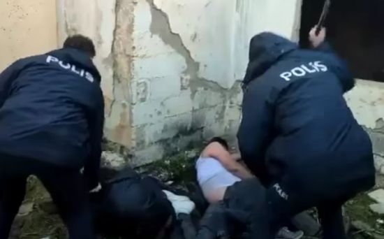 Турецкая полиция наказывает мародёров⁠⁠