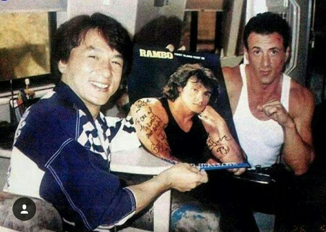 Джеки Чан берёт автограф у С. Сталлоне во время съёмок фильма " Разрушитель", 1993 г.