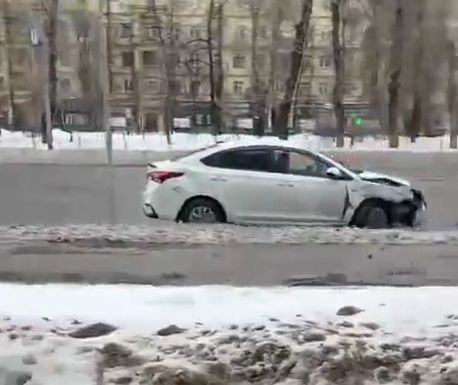 Какой-то неадекват таранит машины на Дубровке в Москве