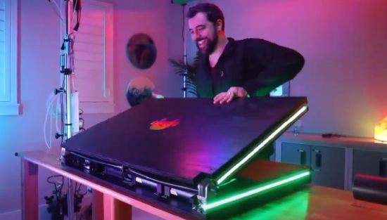 Энтузиасты собрали самый большой ноутбук в мире с экраном 43 дюйма