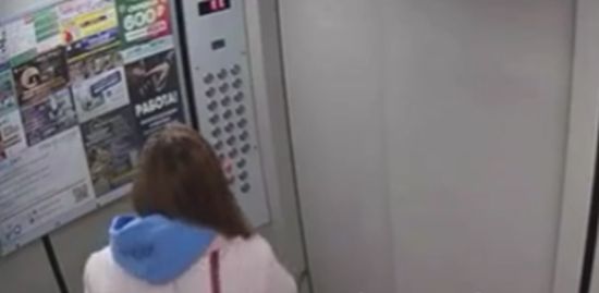 Поездка в лифте чуть не закончилась трагедией для девушки и её собаки
