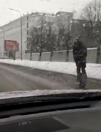 В Питере парень на моноколесе зарядил по набережной 70 км/ч