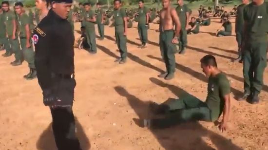 Что-то тренируют в камбоджийской полиции