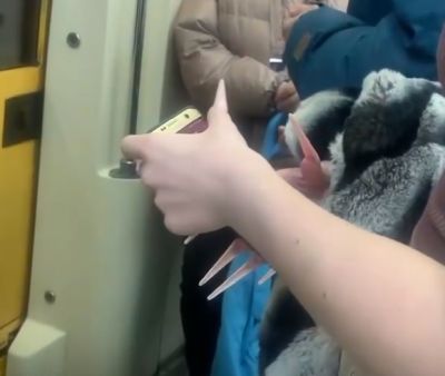 В московском метро заметили девушку с необычным маникюром