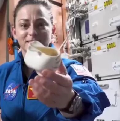 Космическая чашка, удерживающая кофе в условиях без гравитации
