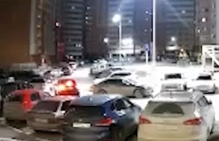 В Екатеринбурге водитель искал где бы припарковаться во дворе, но наткнулся на полтергейста, который перевернул машину