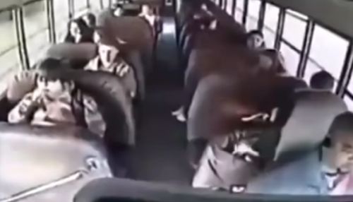 Ученик спас автобус с детьми, когда у видел что у водителя сердечный приступ