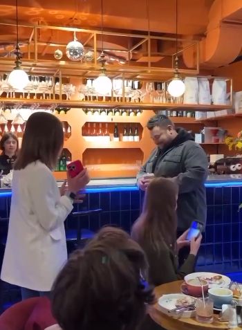 Праздничная милота: Сергей Жуков из «Руки Вверх» спел для девушек в московской кофейне