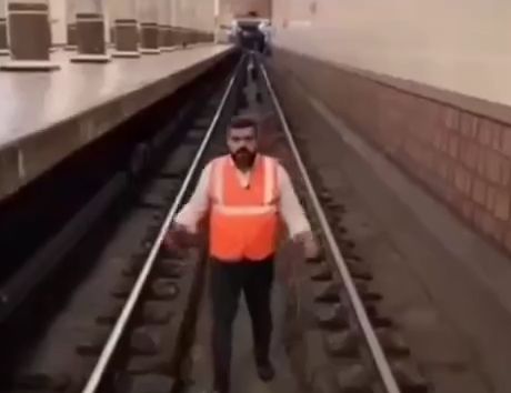 Как поступить, если ты упал на рельсы в метро