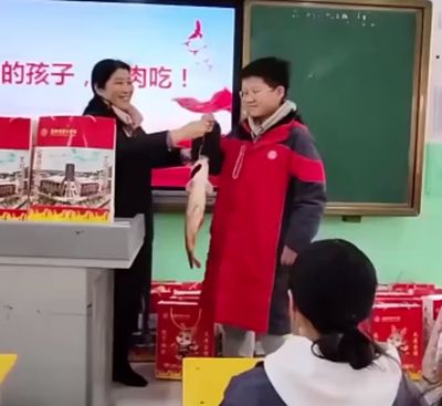 Китайские школы поощряют отличников мясом