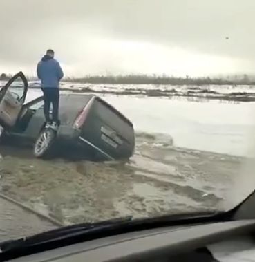 По дороге из Щербинки в Балашиху утонул автомобиль