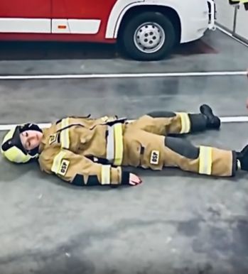 Пожарный показал, как поднять относительно легкого человека