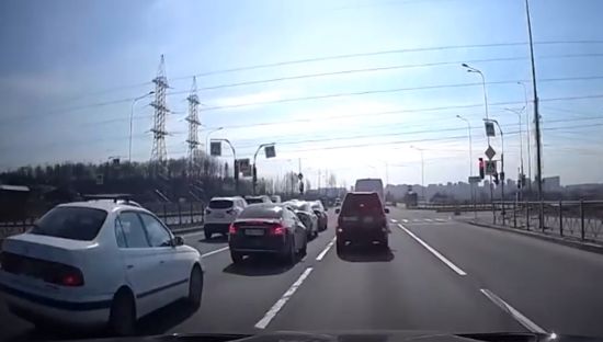 Жуткая авария в Санкт-Петербурге — грузовик на полном ходу въехал в автомобили, остановившиеся на светофоре